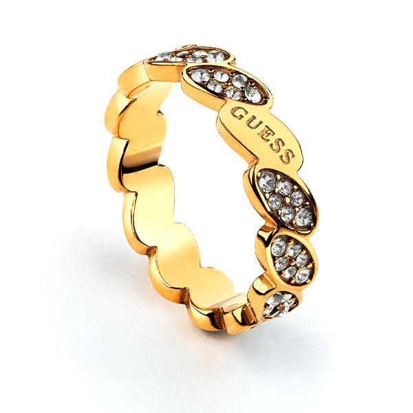 Un anillo dorado con detalles de brillantes se convertirá en la opción perfecta